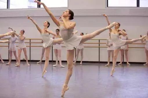 大面铺成人舞蹈视频,激情四溢，舞动青春风采