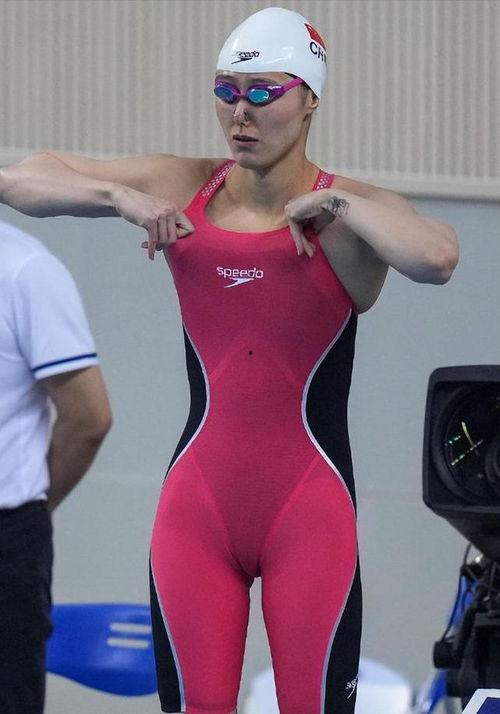 泳衣女成人下水视频,惊艳全场！